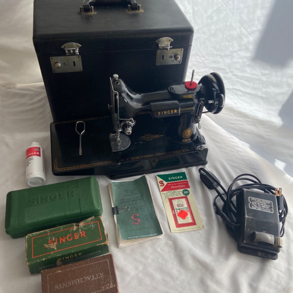 Singer Featherweight Sewing Machine - Picture 8 of 10